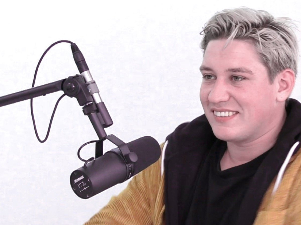 Shure SM7B montado en brazo articulado durante una entrevista
